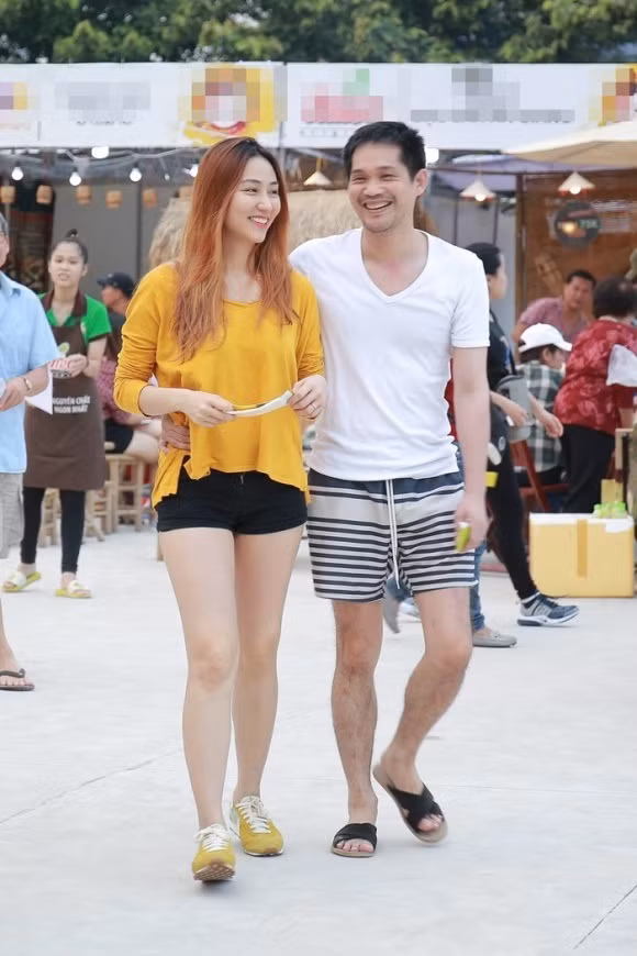 Nữ diễn viên Ngân Khánh diện trang phục vô cùng đơn giản, tươi cười dạo phố cùng ông xã sau một thời gian xa nhau vì việc học - Ảnh: Internet