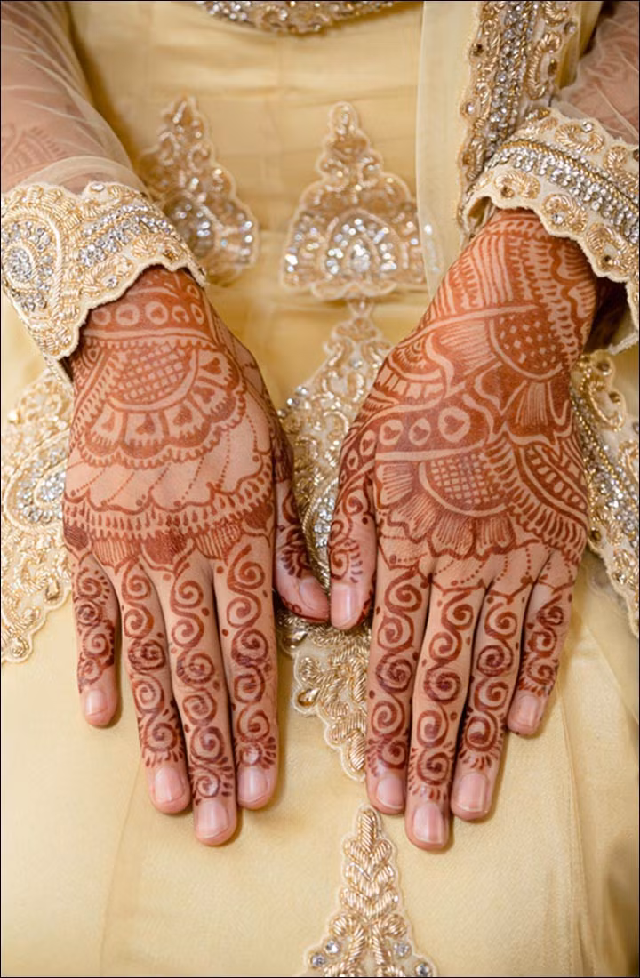Trước đây. Các mẫu Mehndi khá đơn giản, nhưng giờ đây chúng trở nên cầu kỳ và phức tạp hơn rất nhiều. Các nghệ sĩ vẽ Mehndi chuyên nghiệp những nhanh chóng bắt kịp xu hướng mới, tạo nên những mẫu hoa văn cầu kỳ, kết hợp cả đính đá để tạo sự lấp lánh, sang trọng. Ảnh: Thebridalbox.