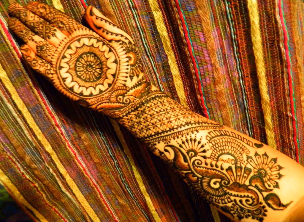 Đối với các cô dâu đạo Hindu, hình xăm Mehndi được coi là một trong những món đồ trang sức quý giá ngày về nhà chồng, và vẻ đẹp của cô trong ngày cưới sẽ không được coi là hoàn hảo nếu thiếu những hình vẽ này. Ảnh: Indianbeauty.tips.