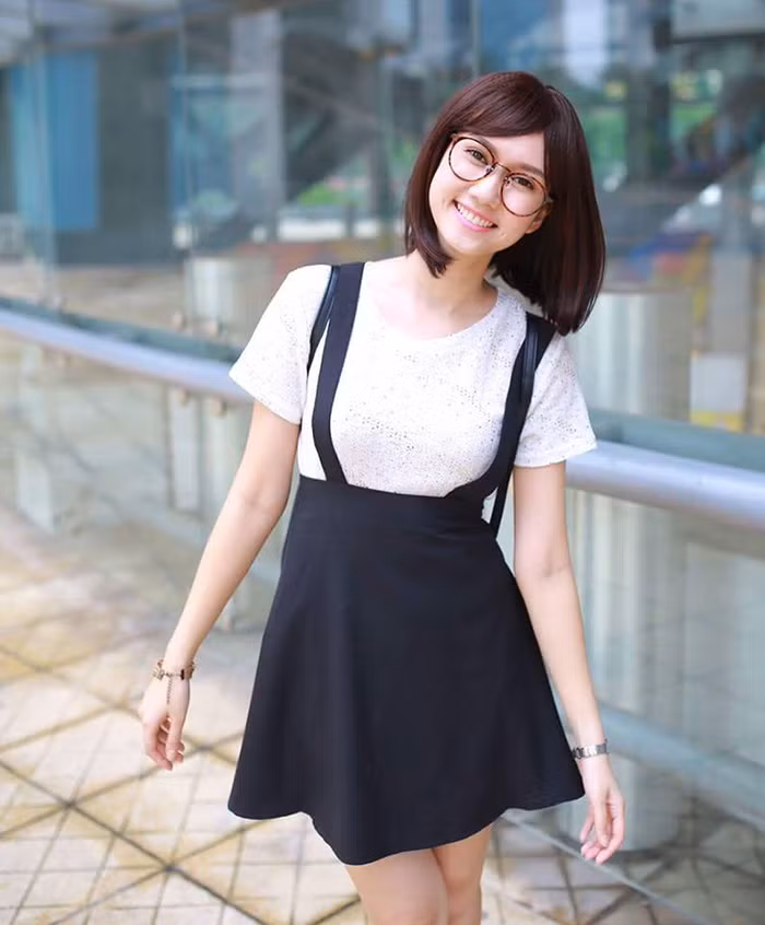 Tóc lob Tóc lob hay còn gọi là long bob là cụm từ chỉ những kiểu tóc dài quá xương quai hàm đến chấm vai. So với tóc bob thì tóc lob có ưu điểm vượt trội đó là mang lại sự mềm mại, duyên dáng. Nếu sở hữu kiểu mặt tròn hoặc vuông thì đây là lựa chọn tuyệt vời dành cho bạn bởi nó sẽ giấu nhẹm những nét tròn đầy hoặc vuông vức trên mặt.