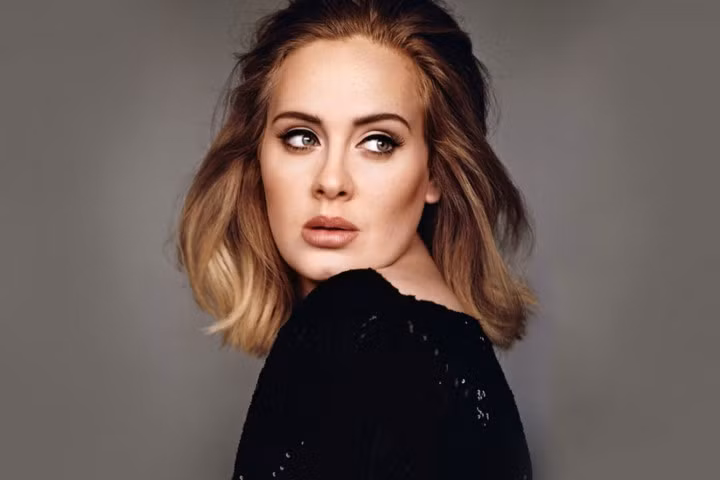 Không thể phủ nhận một điều rằng Adele trông già hơn so với tuổi thật của cô. Nữ ca sĩ có những bước đi đáng nể trong âm nhạc, trở thành "họa mi nước Anh" sau khi giành được nhiều giải thưởng lớn nhỏ với những đóng góp của mình cho nền nghệ thuật. Ai cũng nghĩ Adele là người phụ nữ ở độ tuổi 30, thậm chí 40 và có thể còn nhiều hơn thế nhưng thực ra, cô chỉ 29 tuổi mà thôi.