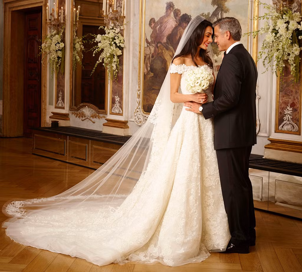 Gợi cảm, sang trọng và lộng lẫy là những từ dùng để nói về váy cưới của Amal Clooney. Sản phẩm của nhà mốt nổi tiếng Oscar de la Renta có giá 380.000 USD.