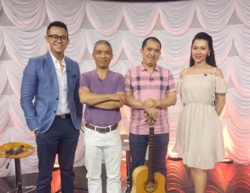 MC Đức Bảo tươi tắn bên cạnh ê-kip và người bạn dẫn là MC Minh Hà. Anh chia sẻ: "Chụp hình cùng cô "em gái" xinh đẹp này. Lại còn nhận được quà của người chị phương xa nữa chứ!"