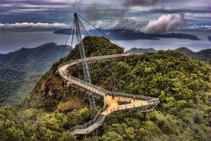 Cầu bầu trời Langkawi, Kedah, Malaysia. Cầu vượt dành cho người đi bộ bằng thép này cho phép du khách có thể đi dạo ngoạn cảnh trên những khu rừng xanh tốt của núi Gunung Mát Chinchang. Cầu được treo bằng một trụ lớn và có hai đường tham quan tam giác để du khách có thể nghỉ ngơi và chiêm ngưỡng quang cảnh.