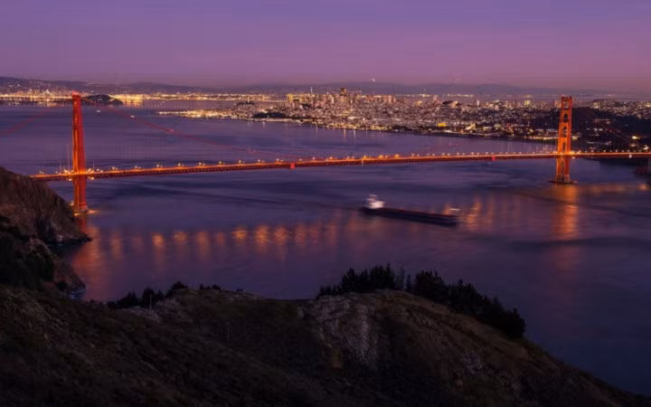 Cầu Golden Gate, San Francisco, USA. Cầu huyền thoại mà thành phố đã bỏ ra 30 triệu USD để xây này đã từng là biểu tượng của San Francisco trong nhiều năm, là cây cầu được chụp ảnh nhiều nhất trên thế giới và luôn có thể nhận biết bằng sắc đỏ riêng của nó.