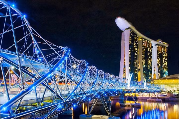 Cầu Helix, Marina Bay, Singapore. Singapore được biết đến với kiến trúc công nghệ cao và cầu không phải là ngoại lệ. Tuy nhiên, có một cây cầu đặc biệt nổi bật thu hút du khách từ khắp nơi trên thế giới đó là cầu Helix. Vào ban đêm, cầu được chiếu sáng bằng đèn điện màu xanh làm cho nó vốn đã đẹp lại càng lung linh hơn.