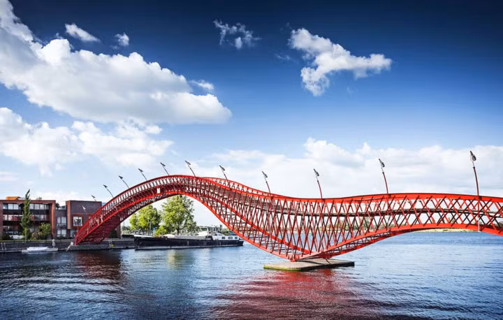 Cầu Python, Amsterdam, Netherlands. Trông giống như một con rắn khổng lồ, là một trong những cây cầu mới nhất và bất thường nhất, kết nối đảo Borneo và Sporenburg.