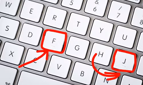 Phím chữ F và chữ J có gờ nổi trên tất cả các bàn phím QWERTY. Phím chữ F và chữ J có gờ nổi trên tất cả các bàn phím QWERTY.