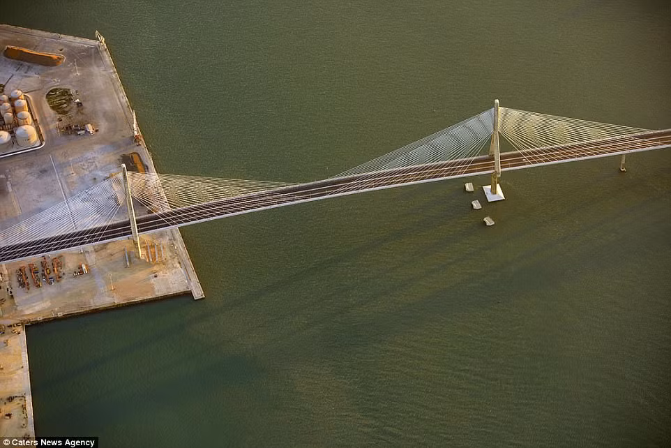 Cầu La Papa dài 3.092 m, kết nối thành phố Cadiz và Puerto Real, Tây Ban Nha. Jassen Todorov là một phi công và hướng dẫn bay. Tính chất công việc cho phép ông ghi lại những hình ảnh đẹp mắt từ độ cao khoảng 12.000 m.