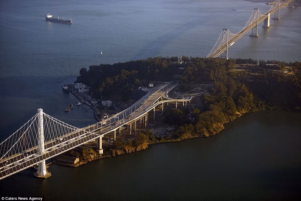 Cầu qua vịnh San Francisco - Oakland khánh thành năm 1936, kết nối 2 thành phố San Francisco và Oakland của Mỹ. Cây cầu này có hai đoạn chiều dài bằng nhau, nối mỗi bờ đến đảo Yerba Buena nằm giữa vịnh.