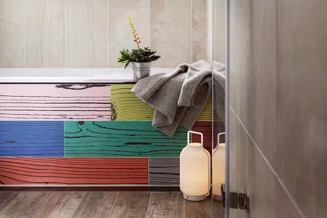 Bồn tắm lớn trang trí bằng các mảng màu giả gỗ độc đáo.