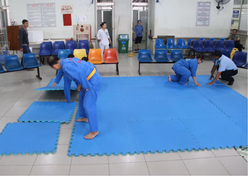 Sân tập võ được tận dụng hành lang tầng 1, ngay trước phòng siêu âm của bệnh viện Chợ Rẫy. Trước mỗi buổi tập, các thành viên thường phải dọn các dãy ghế ngồi, trải thảm xốp để lấy không gian học.
