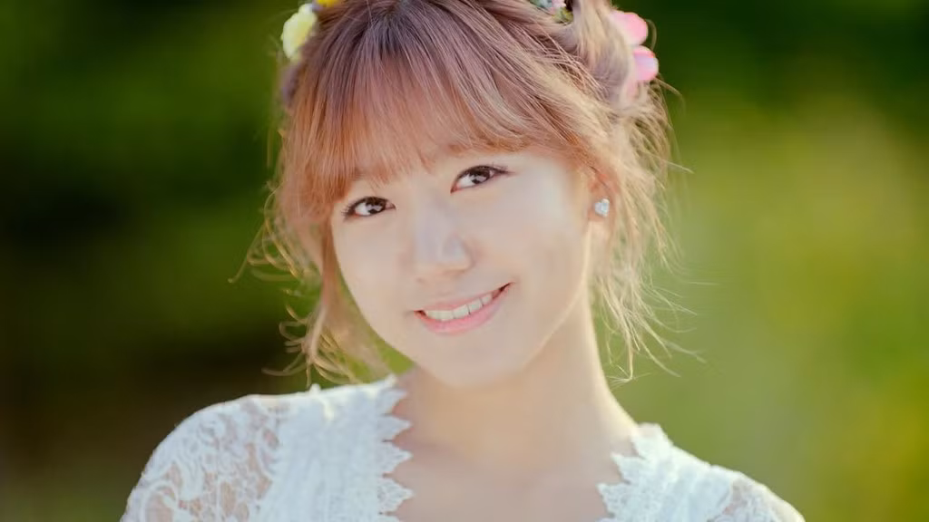 Nam Joo (APink): Mỗi khi giọng ca chính Eun Ji vắng mặt, Nam Joo sẽ là người thay thế đảm nhiệm phần hát nốt cao và phân đoạn khó trong bài. Tuy nhiên giọng hát của nữ ca sĩ Hàn không được nhiều người biết đến. Phần lớn công chúng đều cho rằng trong APink chỉ có Eun Ji biết hát.