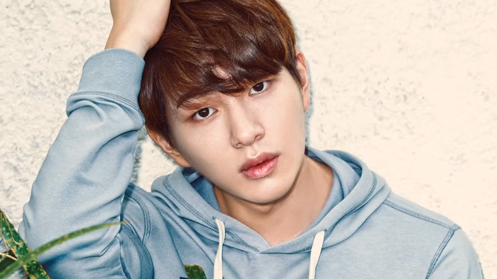Onew (SHINee): Ngoài giọng ca chính Jong Hyun, SHINee còn sở hữu một giọng ca vàng khác là trưởng nhóm Onew. Tuy đã được tạo điều kiện thể hiện khả năng nhưng sau 10 năm ra mắt công chúng vẫn thường bỏ quên Onew mỗi khi nhắc đến những thần tượng có tài.
