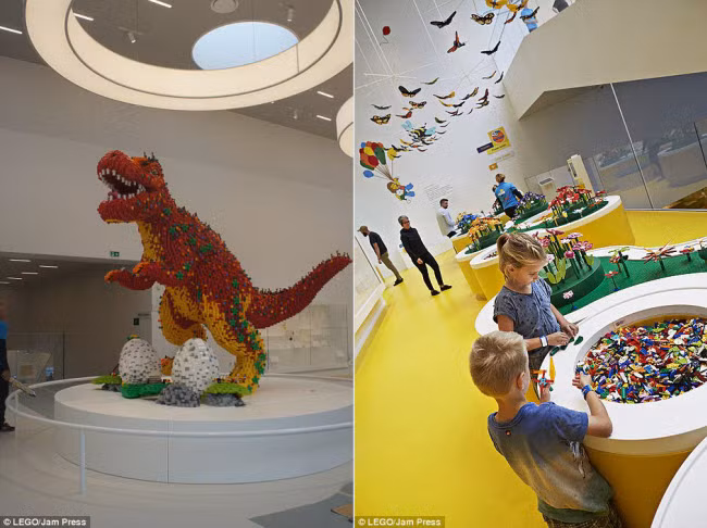 Khủng long lego trông rất tức giận khi bảo vệ trứng của nó (trái), trong khi trẻ em mải mê lắp ghép những mảnh đồ chơi (phải).