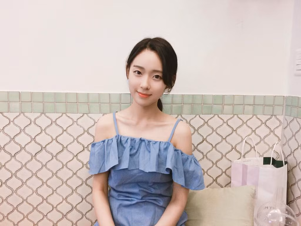 Bất ngờ vụt sáng chỉ nhờ một bức ảnh, An Yoojung được ví như "Lọ Lem xứ Hàn" và được mọi người kỳ vọng sẽ tỏa sáng hơn nữa trong tương lai.
