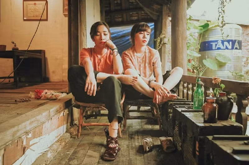 "Hãy trân trọng tuổi thanh xuân ngay từ bây giờ vì ai rồi cũng lúc phải già”, đấy chính là thông điệp mà Khánh Thư và Thủy Tiên gửi gắm qua album ảnh độc đáo này.