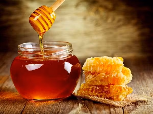 1. Hỗn hợp cà rốt và mật ong Bạn chỉ cần xay nhuyễn một nửa củ cà rốt và thêm 1 muỗng canh mật ong rồi khuấy đều thành hỗn hợp đặc mịn. Sau đó nhẹ nhàng bôi hỗn hợp lên mặt khoảng 10 phút và rửa sạch với nước ấm. Mỗi tuần đắp mặt nạ 1 lần da bạn sẽ không còn xuất hiện dấu hiệu lão hóa nữa.