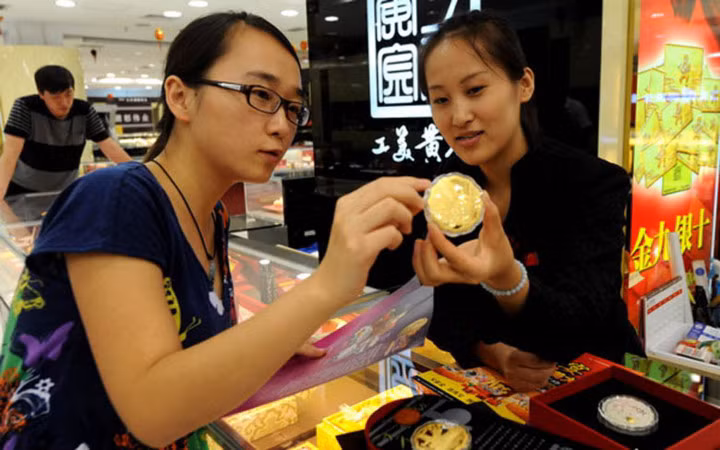 Các loại bánh này không ăn được mà chỉ dùng để biếu, tặng... (Ảnh: China Daily)