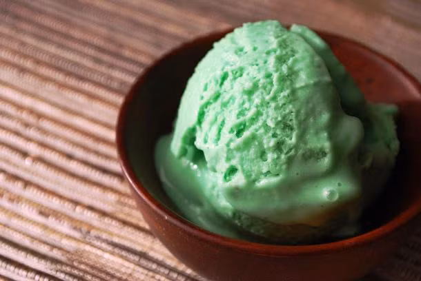 Kem ớt Jalapeño, Mỹ: Nhà hàng Max and Mina ở New York chuyên các món lạ lùng. Trong đó, loại kem làm từ ớt Jalapeño có thể khiến bạn chảy nước mắt. Du khách được cảnh báo trước khi thử, nhưng vẫn có người không tự lượng sức mình. Ảnh: Always Order Dessert.