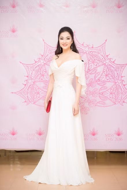 Hoa hậu Nguyễn Thị Huyền với nhan sắc lộng lẫy như nữ thần.