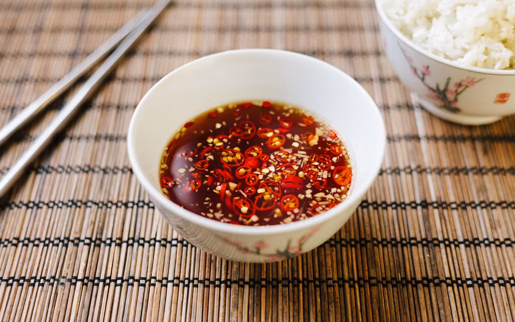 Nước mắm: Không ai muốn bước vào nơi làm việc và ngửi thấy mùi nước mắm thoang thoảng. Do đó, nếu muốn chấm thêm khi ăn, tốt nhất bạn nên sử dụng muối bột canh. Ảnh: Our Daily Brine.