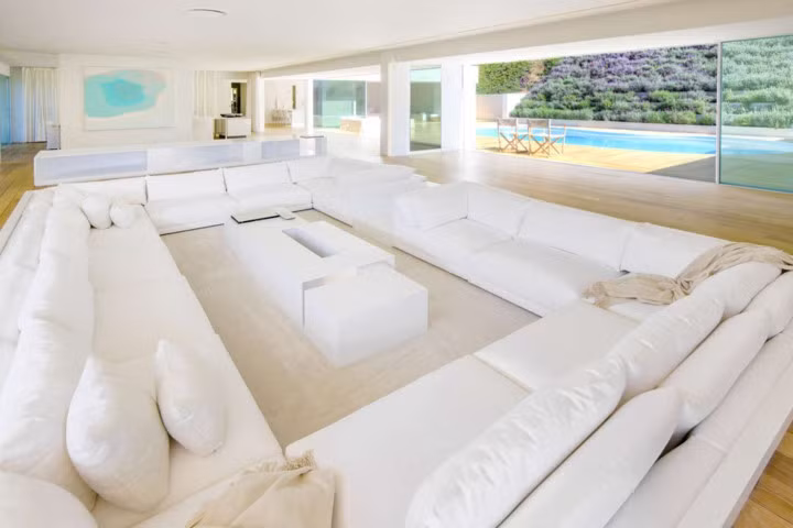Tổng diện tích ngôi biệt thự là 371m² trị giá 5,4 triệu bảng Anh, được thiết kế lại bởi kiến trúc sư nổi tiếng Miguel Angel Aragonés.