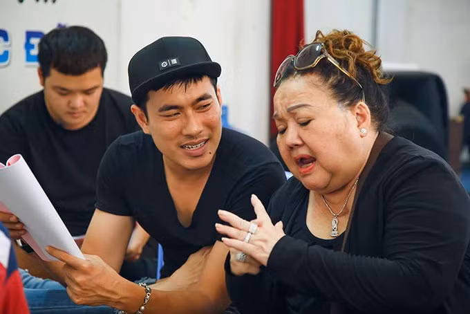 Liveshow sẽ có sự tham gia của đông đảo nghệ sĩ Việt như: Hoài Linh, Ngọc Giàu, Lê Giang, Nam Thư...