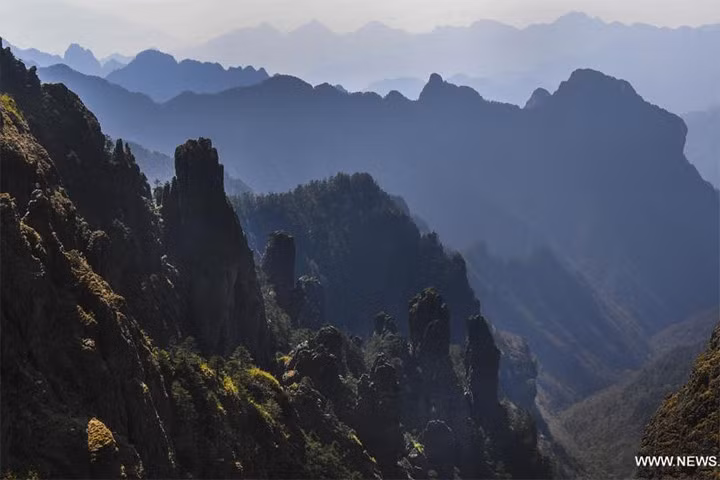 Hình ảnh núi non trùng trùng điệp điệp ở Thần Nông Giá, Trung Quốc.