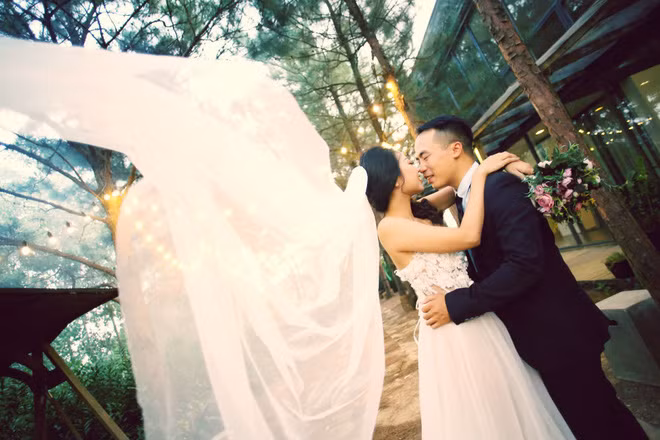 Theo chú rể tiết lộ, trong buổi chụp hình hôm ấy có sự góp mặt của ông bà ngoại cô dâu và bố mẹ chú rể, bố mẹ cô dâu. Như vậy, bức ảnh cưới trên có sự góp mặt của 3 thế hệ trong gia đình 2 bên thông gia.