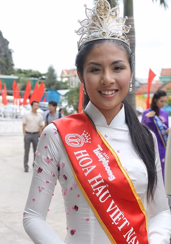 Hoa hậu Việt Nam 2010 - Đặng Thị Ngọc Hân Cũng giống như Hoa hậu Mai Phương Thúy, Đặng Thị Ngọc Hân cũng là người đẹp bị phản đối về nhan sắc khi đăng quang Hoa hậu Việt Nam 2010. Nhan sắc lúc đăng quang bị khán giả chê rất nhiều. Dư luận cho rằng, nhan sắc của cô không xứng đáng là Hoa hậu. Ngọc Hân cũng nhận nhiều lời chê bai từ khán giả vì làn da đen nhẻm và hàm răng khấp khểnh, chiếc mũi thô, đôi chân không mấy thon thả.