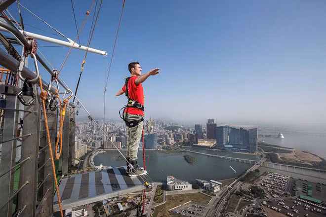 1. Nhảy bungee trên tháp Ma Cao Tháp Ma Cao là tòa tháp cao thứ 10 thế giới, với độ cao 338m. Nơi đây có nhà hàng, casino, trung tâm giải trí và đặc biệt là điểm nhảy bungee cao nhất thế giới AJ Hackett (233m). Nếu du khách không dám tham gia môn thể thao này, bạn vẫn có thể thử trải nghiệm lối đi bộ trên tầng 57 của tòa nhà.