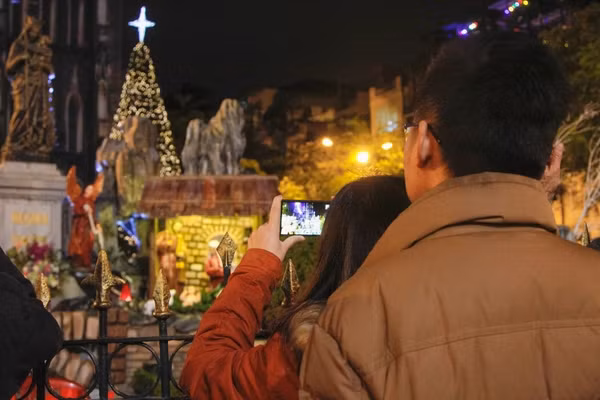 Những địa điểm Giáng sinh cũng là chốn hẹn hò lý tưởng của các cặp đôi.