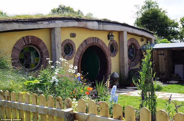 Nếu đã một lần xem bộ phim 'Chúa tể của những chiếc nhẫn' hay 'The Hobbit', hẳn bạn vẫn còn nhớ ngôi làng của những cư dân Hobbit nhỏ bé với căn nhà xinh xắn. Những thiết kế nhà Hobbit Holes lấy ý tưởng từ xứ sở của người Hobbit dưới đây chắc chắn sẽ khiến bạn phải thốt lên ngạc nhiên khi biết những nơi như thế này đẹp thơ mộng đến thế.