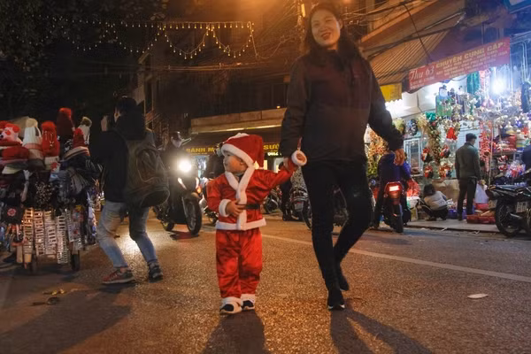 Trên những con đường sầm uất tại Hà Nội dịp này bắt gặp rất nhiều 'ông già Noel nhí'.