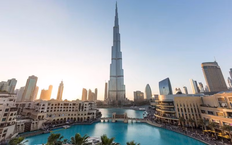 Burj Khalifa, Dubai, UAE: Điểm tham quan hút khách ở Trung Đông này là công trình cao nhất thế giới (830 m), với chi phí xây dựng khoảng 1,5 tỷ USD. Burj Khalifa có nhiều nhà hàng, cửa hiệu và trò giải trí, trong đó có quán bar nổi tiếng ở tầng 122 và đài quan sát cho du khách ngắm nhìn toàn cảnh Dubai. Ảnh: Rent-a-guide.