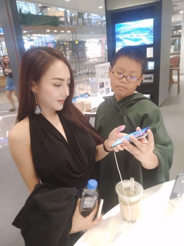 Cộng đồng mạng thắc mắc cậu nhóc có phải con nhà đại gia hay được thừa kế gia tài kếch sù mà chịu chơi như vậy? Bên cạnh đó, một số người cho rằng họ chỉ diễn để thu hút sự chú ý. Theo tìm hiểu của người viết, cậu bé trong ảnh tên Nantapong Kidwanpattana, là diễn viên hài 10 tuổi có gần 4.000 follow Facebook cá nhân.