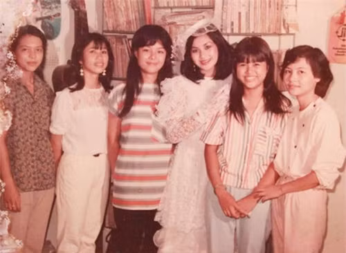 Bức ảnh cưới của Thanh Lam năm 18 tuổi vẫn được lưu giữ trong cuốn sổ album gia đình. Cô dâu trẻ để tóc ngang vai, diện váy cưới trắng và đeo găng tay ren, nổi bật trong đám bạn vì vẻ xinh đẹp đài các. Tuy nhiên, cuộc hôn nhân với bạn trai đầu tiên đến nhanh cũng vội qua nhanh. Nhiều năm sau, Thanh Lam bén duyên với nhạc sĩ Quốc Trung.
