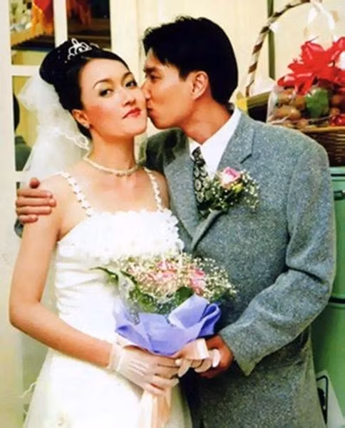 Vân Dung ít khi tiết lộ chuyện gia đình, nhất là về ông xã. Bức ảnh ngày cưới xuất hiện hiếm hoi trên mạng giúp người hâm mộ biết được diện mạo đức lang quân của nữ danh hài. Chia sẻ về mối duyên vợ chồng, Vân Dung thừa nhận, cô chủ động "tán" vì thấy ông xã là "người duy nhất gặp Dung mà... không cười".