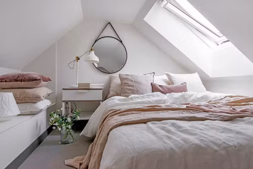 Dù diện tích không quá lớn nhưng phòng ngủ này khá đủ tiện nghi với tủ đầu giường, ghế thư giãn. Đặc biệt, ô cửa kính lớn cho phép chủ nhà tận hưởng những đêm sáng trăng, nhiều sao, mộng mơ ý như trong truyện cổ tích.