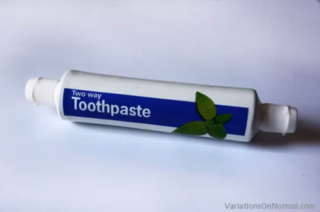 14. Tuýp kem đánh răng 2 đầu Tuýp kem đánh răng sắp hết và bạn phải bóp nát cả tay để lấy được phần kem đánh răng còn thừa phía cuối tuýp kem? Vấn đề khó chịu này đã được giải quyết với phát minh kem đánh răng hai đầu rất đơn giản mà tiện lợi.