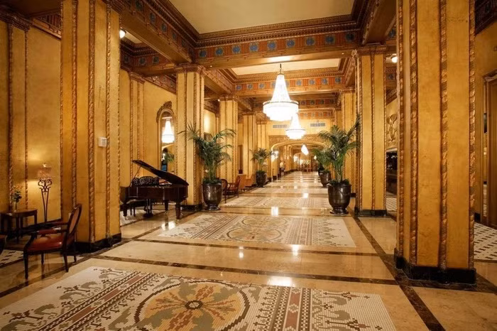 Khách sạn Roosevelt (New Orleans, Mỹ) Khách sạn Roosevelt là điểm đến nghỉ dưỡng hoàn hảo cho mẹ bầu. Bạn có cơ hội thưởng thức ẩm thực, nghe nhạc jazz, tận hưởng dịch vụ spa trọn gói trước khi sinh. Bạn và chồng sẽ có những giây phút khó quên khi nghỉ ngơi trong khách sạn Roosevelt.