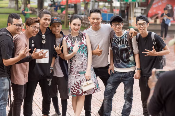 Nữ diễn viên xinh đẹp Angela Phương Trinh bất ngờ xuất hiện tại Hội trường của trường Đại học Khoa học Xã hội và Nhân văn để có mặt trong chuỗi school tour của Glee Việt Nam.
