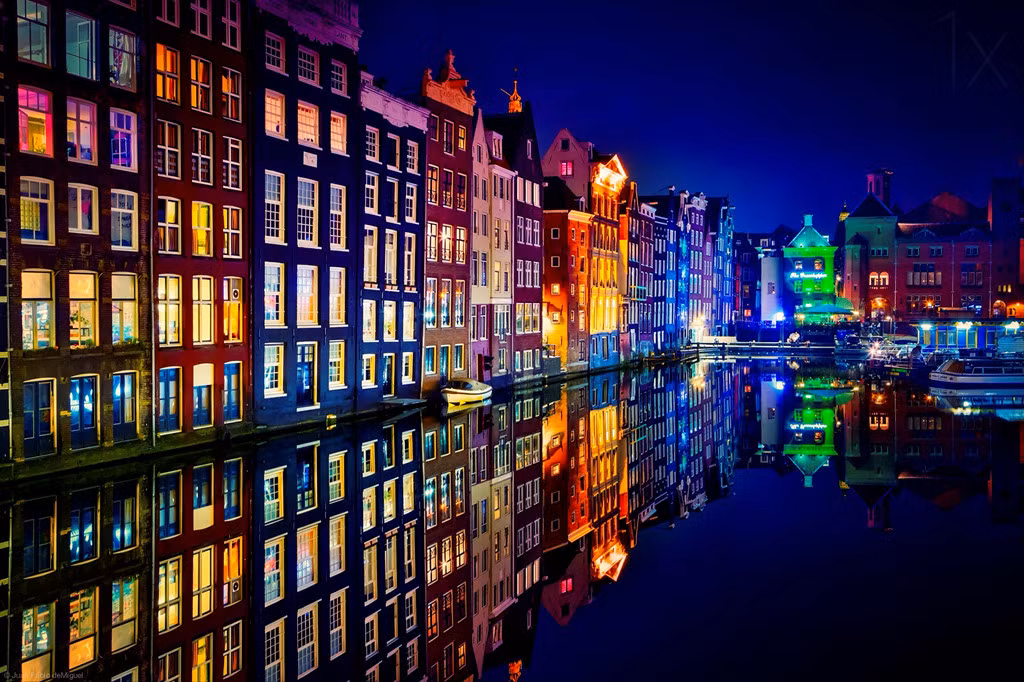 165: Là tổng số kênh đào ở Amsterdam với tổng chiều dài lên tới khoảng 100 km. Trong đó, khu vực kênh được đào từ thế kỷ 17 ở Singelracht đã trở thành Di sản Thế giới của UNESCO vào năm 2010. Ảnh: Thewallpaper.