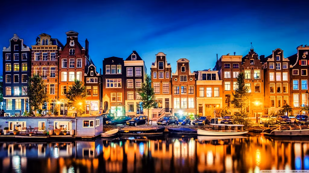 2.500: Amsterdam có khoảng 2.500 nhà thuyền neo đậu trên khắp các con kênh. Hầu hết trong số đó là nơi cư trú của người dân, một số khác dành sẵn cho du khách. Đáng chú ý, có cả một nhà thuyền chỉ dành riêng cho mèo, đó là De Poezenboot trên kênh Singel. Ảnh: Hotel Cornelisz.