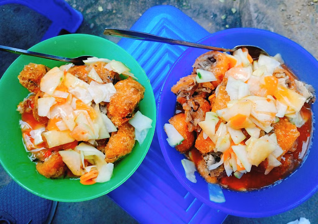 Bánh rán mặn: Có thể nói, bánh rán mặn là món bánh chiên được ưa chuộng nhất vào mùa thu - đông. Bánh chỉ nhỏ bằng quả trứng gà, nhân bên trong là thịt xay, miến, mộc nhĩ, hạt tiêu thơm lừng. Ảnh: Linh Giang.