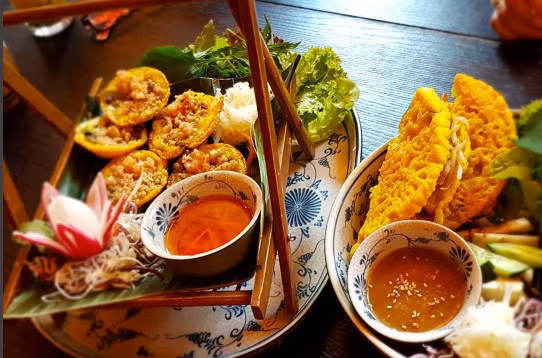 Bánh xèo: Bánh xèo là thứ bánh bình dân, ngon, rẻ. Trên khắp các tỉnh thành, bánh xèo đều có mặt và trở thành một món ăn vặt phổ biến. Bánh xèo ở Hà Nội cũng được biến tướng nhiều so với bánh xèo truyền thống tại Huế, Quảng Bình. Điều khác biệt nhất nằm ở nước chấm bởi mỗi vùng lại có loại gia vị đặc trưng riêng. Ảnh: Ally.