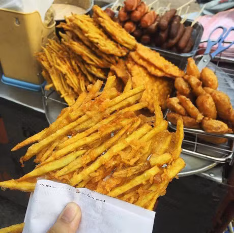 Bánh ngô, bánh khoai chiên: Bánh ngô, bánh khoai là những món đặc biệt hấp dẫn trong mùa se lạnh. Những chiếc bánh vàng ươm bắt mắt, thơm ngọt mùi ngô, khoai, chuối hay đậm đà nhân thịt băm khiến nhiều người không thể cầm lòng. Khắp các con ngõ nhỏ Hà Nội, bạn dễ dàng có thể bắt gặp một gánh hàng rong bán bánh khoai, bánh ngô, bánh chuối chiên. Những chiếc ghế nhỏ xếp cạnh nhau, một chiếc bếp nhỏ xinh cũng đủ làm ấm lòng ta trong những ngày thu sang, đông tới. Ảnh: Hamap.