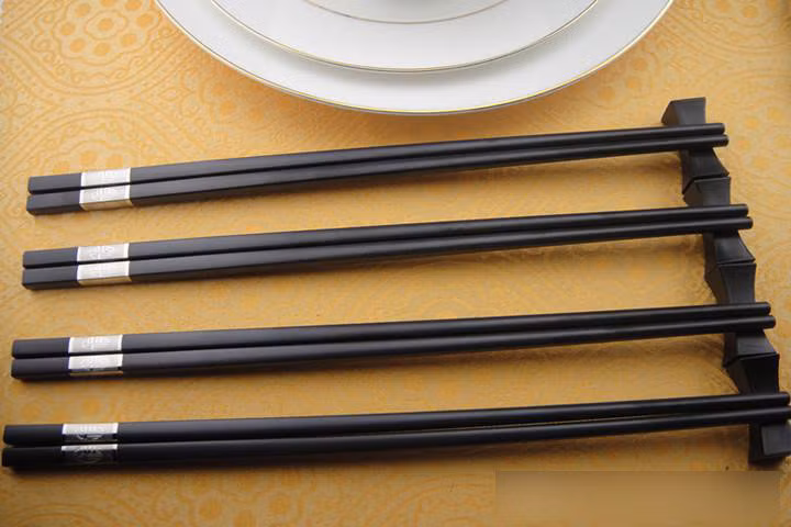 Người dân Trung Quốc đang chịu áp lực giảm sử dụng đũa để tiết kiệm tài nguyên thiên nhiên. Hàng năm, nước này sản xuất 80 tỷ đôi đũa. Ảnh: DHgate.