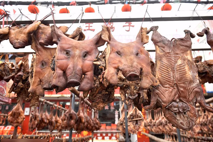 Trung bình một ngày ở Trung Quốc, người ta tiêu thụ 1,7 triệu con lợn. Ảnh: Chinafotopress.